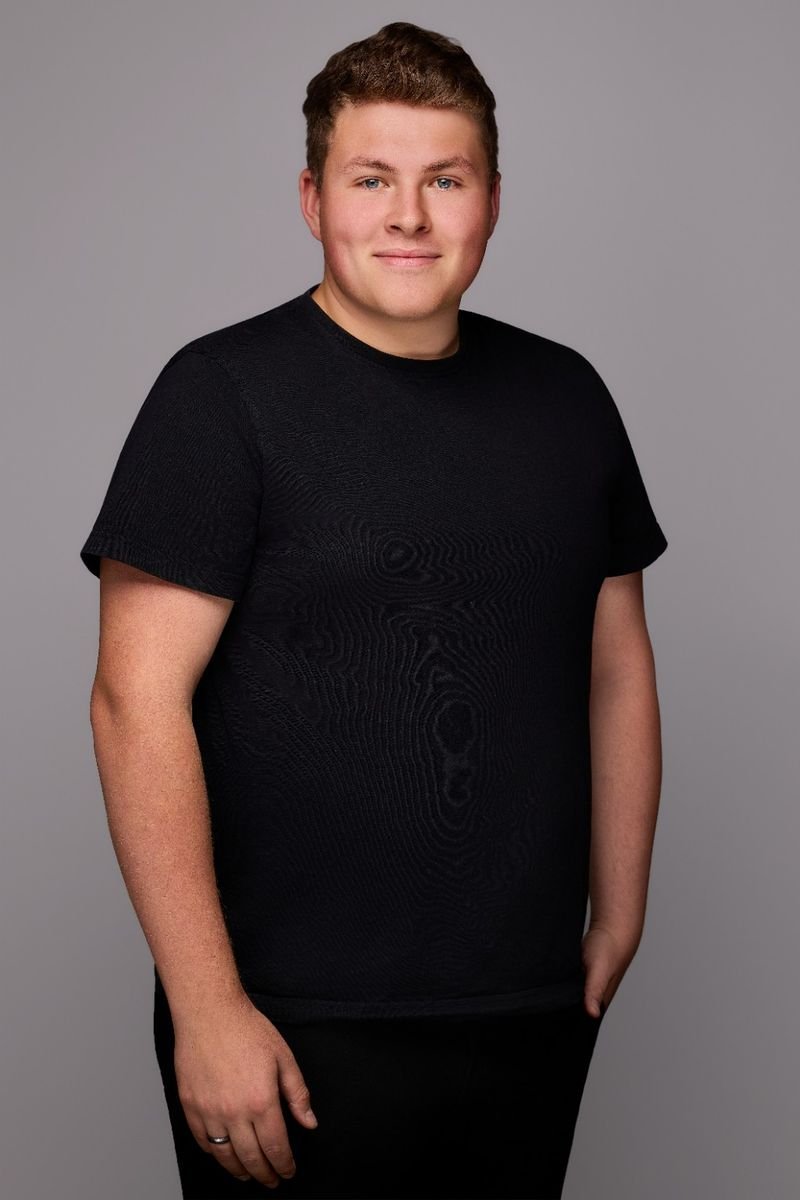 Lukas Ude, lächelnd, im schwarzen T-Shirt