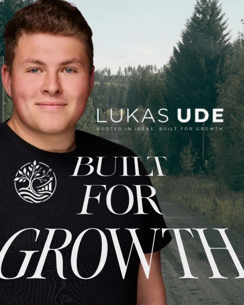 Portrait von Lukas Ude vor einem Waldweg, großer Schriftzug „Built for growth“ und Logo