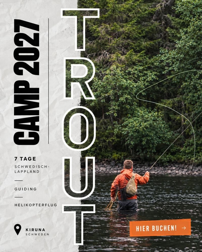 Reiseanzeige: Fliegenfischer in orangefarbener Jacke im Fluss vor Wald, vertikaler TROUT-Schriftzug, CAMP 2027, Reisedaten und Button „Hier buchen!“